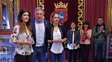 El Ayuntamiento de Pamplona recibe a las atletas Maitane Melero e Izaskun Turrillas