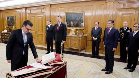 Escolano jura como ministro de Economía ante el Rey en presencia de Rajoy