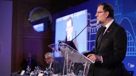 Rajoy se cuelga el lazo morado