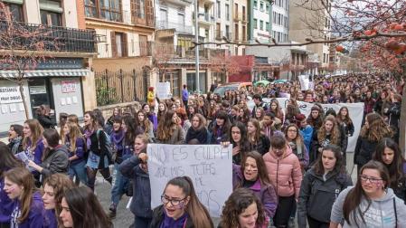 1.700 personas se manifiestan en Estella por las mujeres