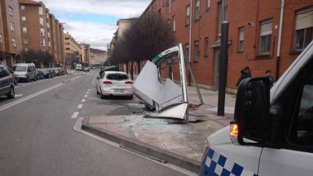 Imagen del panel publicitario destrozado