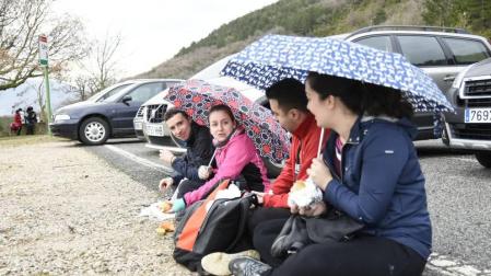 La lluvia acompaña a miles de peregrinos que ya se acercan al castillo en una segunda Javierada multitudinaria