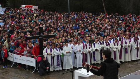 Imágenes de la celebración en la explanada del castillo de Javier, oficiada por el arzobispo Francisco Pérez.