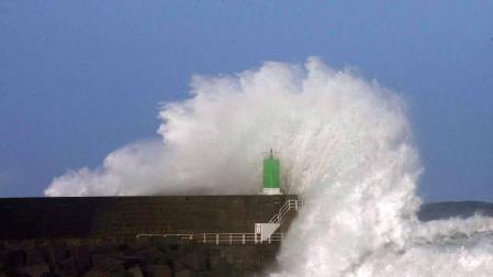 Galicia es la comunidad más afectada por la transformación de la borrasca del Atlántico norte de los últimos días en otra más intensa -denominada Félix-, que dejará durante todo el fin de semana viento intenso, olas de hasta ocho metros, fuertes vientos y abundantes precipitaciones