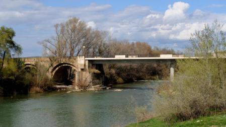 El río Aragón registra una notable crecida cuya punta llegará hoy a Caparroso