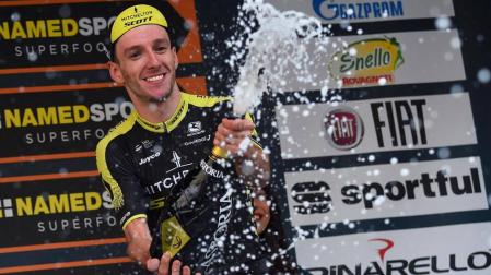 Yates vence en la etapa de homenaje a Scarponi