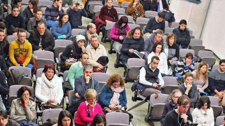 Nervios y malestar en los padres en el sorteo de plazas para los centros escolares