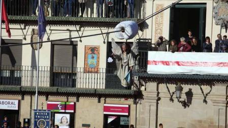 Fotografías de esta tradición del domingo de Resurrección en la Plaza de los Fueros.