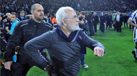 La Liga de fútbol griega es suspendida después de que el presidente del PAOK entrara al campo armado