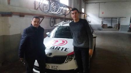 Manolo Azcona y Marc Soler, ayer por la mañana en la nave del equipo Lizarte en Orkoien. ZABAL
