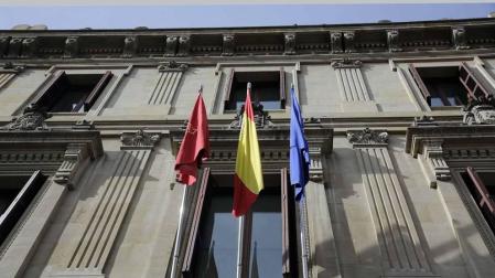 El Parlamento debe pagar 5.566 euros por la bandera republicana