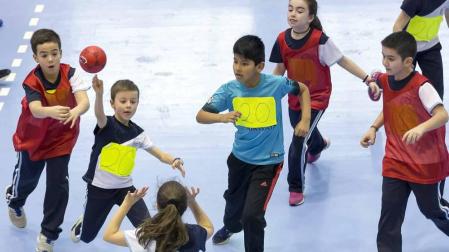 Después de tener varias unidades didácticas específicas en sus clases de educación física, los alumnos pudieron disfrutar este domingo de una fiesta del balonmano en Anaitasuna.
