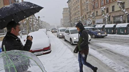 La nevada en Navarra cancela vuelos y autobuses y corta el tráfico de trenes