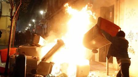 Seis personas de nacionalidad española han sido detenidas, diez policías nacionales han resultado heridos y numerosos destrozos en las calles se han producido durante la protesta por la muerte de Mmame M., el senegalés mantero que murió de un paro cardíaco en el barrio de Lavapiés