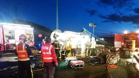 Muere un camionero en un accidente que corta el tráfico de la  AP-15 en sentido sur