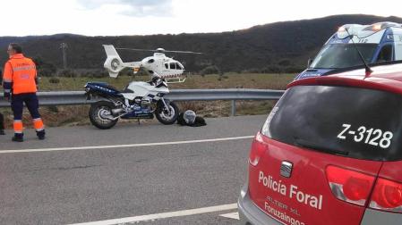 Herido un motorista tras caer por un terraplén de 4 metros en Yesa