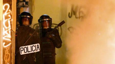 Seis personas de nacionalidad española han sido detenidas, diez policías nacionales han resultado heridos y numerosos destrozos en las calles se han producido durante la protesta por la muerte de Mmame M., el senegalés mantero que murió de un paro cardíaco en el barrio de Lavapiés