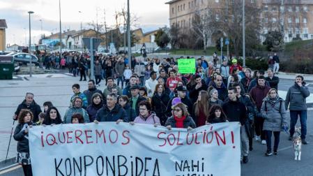 Medio millar de vecinos piden una conexión peatonal en Orkoien