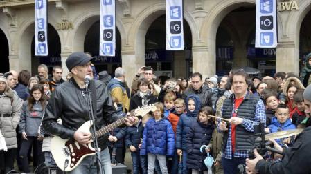La fundación Walk on Project (WOP) ha grabado una flashmob este domingo en la plaza del Castillo de Pamplona para concienciar sobre la necesidad de investigar las enfermedades degenerativas.