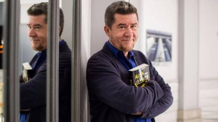 Carlos Santos: “Los 80 no se pueden contar sin la noche, el humo, la música y  el sudor”