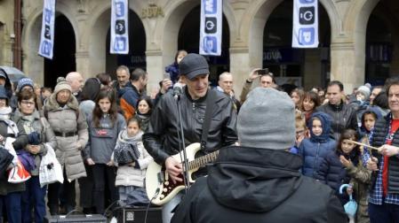 La fundación Walk on Project (WOP) ha grabado una flashmob este domingo en la plaza del Castillo de Pamplona para concienciar sobre la necesidad de investigar las enfermedades degenerativas.