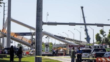 Varios muertos al derrumbarse un puente peatonal sobre una carretera de Miami