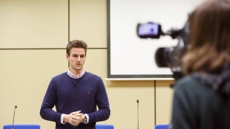 Un estudiante de la UPNA gana el concurso de monólogos en inglés del G-9 de Universidades