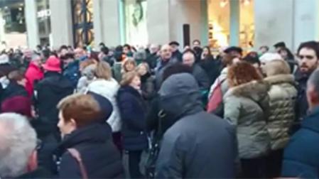 Un grupo de gente rodeó e increpó a cargos de UPN en la marcha por las pensiones