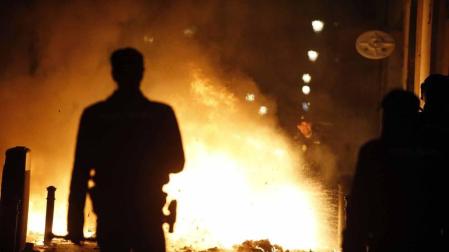 Seis personas de nacionalidad española han sido detenidas, diez policías nacionales han resultado heridos y numerosos destrozos en las calles se han producido durante la protesta por la muerte de Mmame M., el senegalés mantero que murió de un paro cardíaco en el barrio de Lavapiés
