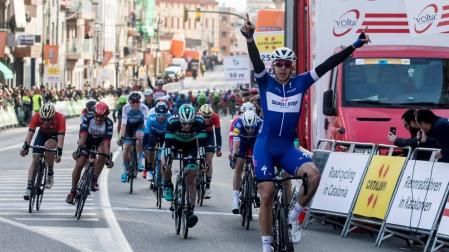 El joven colombiano Hodeg se impone al esprint y es el primer líder de la Volta