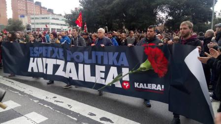 Miles de personas se manifiestan en Pamplona tras morir el etarra Xabier Rey