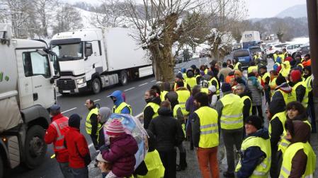 Los alcaldes cortan la N-121-A para exigir la retirada del tráfico pesado