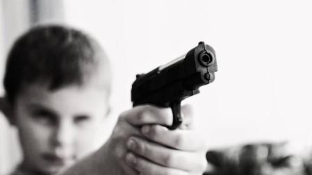 Un niño mata a su hermana con la pistola de sus padres al pelearse por un videojuego