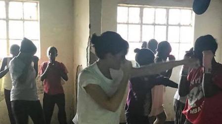 Victoria Beckham promueve el boxeo femenino en Kenia