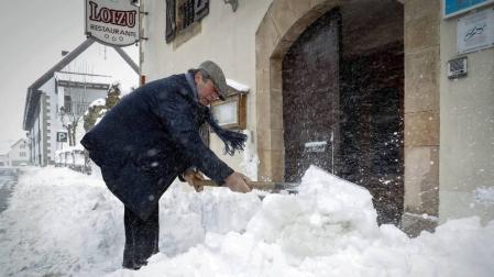 La nieve no altera el tráfico en Navarra y deja paso a cierzo y hielo