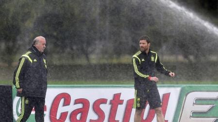 Xabi Alonso, junto a Del Bosque en un entrenamiento