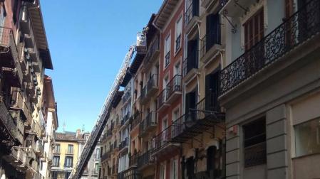 Cae parte del alero de un edificio en la calle Chapitela de Pamplona