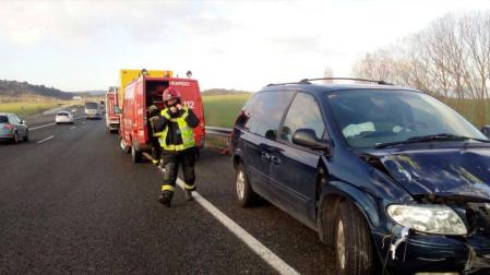 Trasladada al CHN una personas tras un accidente en la A-12