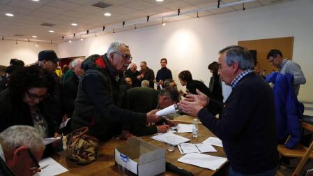 La concentración divide a dueños de parcelas y a agricultores de Ribaforada