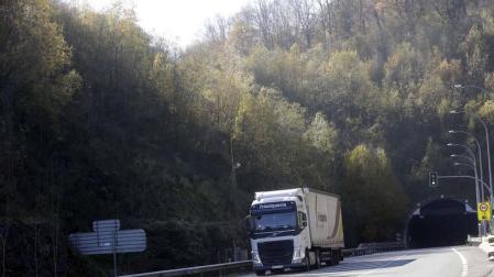 Ayuntamientos defenderán la obligación de desviar los camiones de Belate por la A-15