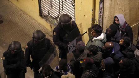 Seis personas de nacionalidad española han sido detenidas, diez policías nacionales han resultado heridos y numerosos destrozos en las calles se han producido durante la protesta por la muerte de Mmame M., el senegalés mantero que murió de un paro cardíaco en el barrio de Lavapiés