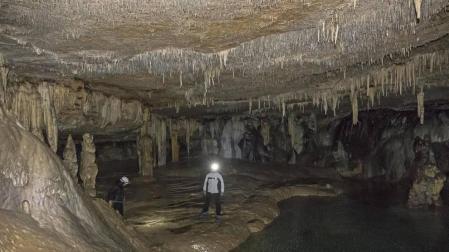 El invierno da vida a las cuevas de Urbasa