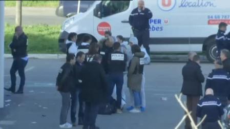 Abatido el hombre atrincherado en un supermercado del sur de Francia