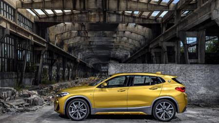 La imagen aguerrida del BMW X1 refuerza su apuesta diferenciadora, como se aprecia en las llantas, la alta línea de cintura y el frontal. Su baja altura diluye su estética SUV. El detalle del logo de la marca en el tercer pilar y el alerón trasero son un guiño juvenil.