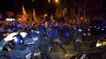En una concentración convocada por la izquierda independentista, los Mossos han cargado contra los manifestantes