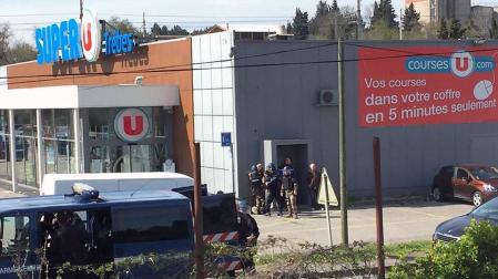Un hombre armado retiene a varias personas en un supermercado en Francia