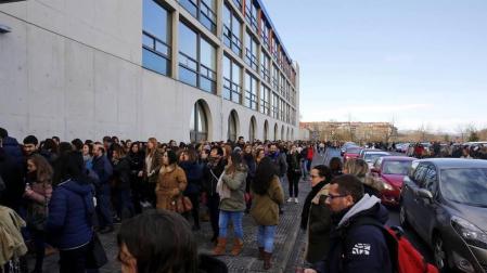 Miles de personas se dan cita en la UPNA para la oposición de Enfermería