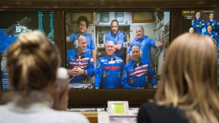 La nave rusa Soyuz MS-08 se acopla a la EEI con el balón del Mundial a bordo