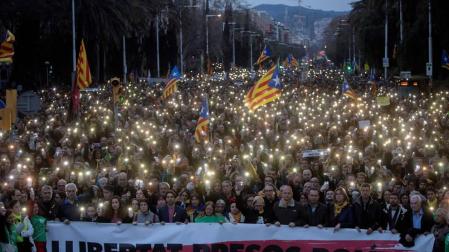 Tres detenidos, 52 heridos y cortes de vía en protestas por la detención de Puigdemont