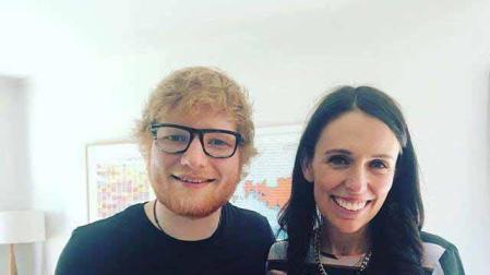 La primera ministra neozelandesa cocina para Ed Sheeran